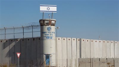 الأسرى الفلسطينيون في سجن عسقلان يبدءون إضرابا عن الطعام