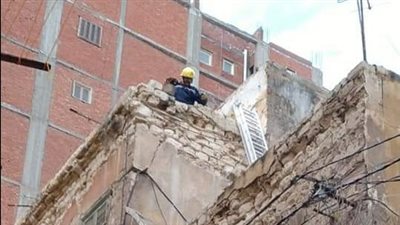 انهيار أجزاء من عقار بمنطقة الجمرك فى الإسكندرية | صور