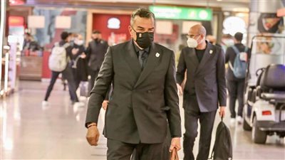 خالد مرتجي يجتمع مع الطاقم الإداري لبعثة الأهلي بالإمارات