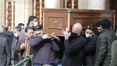 تشييع جثمان والدة حازم سمير وسط غياب نجوم الفن | صور