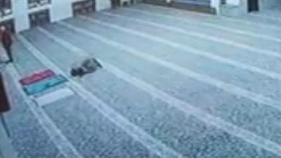لحظة وفاة محامٍ أردني في مسجد أثناء تأديته لصلاة العشاء | فيديو
