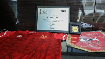 فيفا يهدي الأهلي شهادة تقدير.. ويحصل على قميص النادي موقعا من اللاعبين