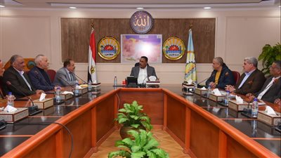 محافظ مطروح يناقش تطوير ميدان شالي بسيوة | صور