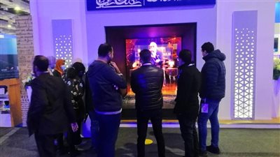 جمهور معرض الكتاب يتفاعل مع تقنية الهولوجرام