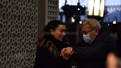 علامات الحزن تبدو على وجه زوجة وابنة عبد السلام المحجوب خلال العزاء | فيديو وصور