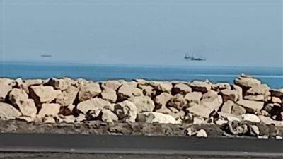 ظاهرة نادرة الحدوث بخليج السويس.. السفن ظهرت «مقلوبة» | فيديو