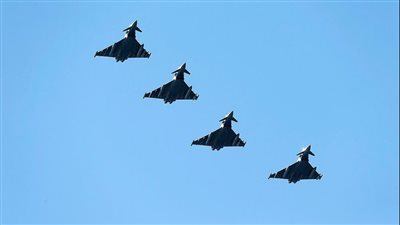 مقاتلات بريطانية تعترض قاذفات روسية.. وجونسون يحذر بوتين 