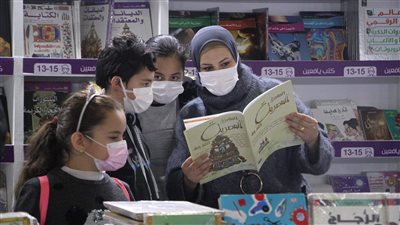 الأسر والأطفال تتصدر المشهد.. تزايد أعداد جمهور معرض القاهرة للكتاب في سابع أيامه | صور
