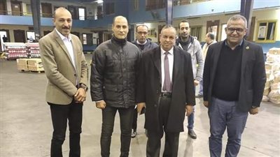 رئيس مصلحة الجمارك يتفقد قرية البضائع بمطار القاهرة