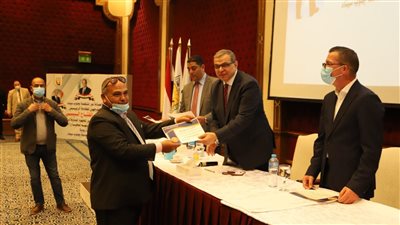 وزير القوى العاملة يسلم 150 وثيقة تأمين تكافلي للعمالة غير المنتظمة بشرم الشيخ 