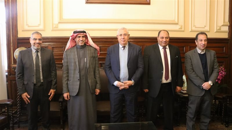 وزير الزراعة يلتقي