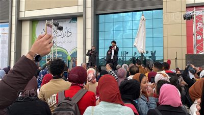 بـ سألوني الناس.. موسيقى فيروز تجذب جمهور معرض القاهرة للكتاب| فيديو