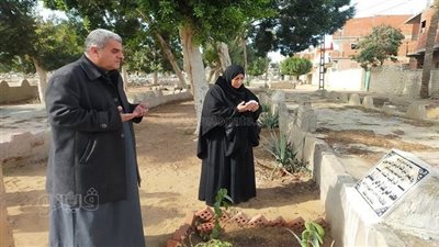 دموع ورحمات.. أسرة قتيل العريش تبكي على قبره|فيديو وصور