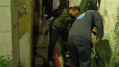 محافظة الجيزة تنقذ عجوزا من الغرق في مياه الصرف بإمبابة