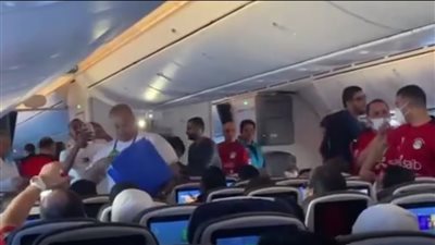 كبدة وحواوشي.. البرنس يوزع وجبات على مشجعي المنتخب قبل مواجهة الكاميرون | فيديو