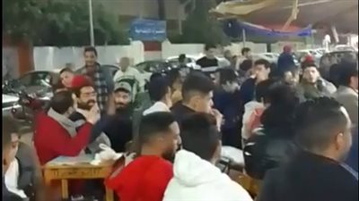 زحام كبير على مقاهي دمياط لمشاهدة مباراة مصر والكاميرون في نصف نهائي أمم إفريقيا| فيديو