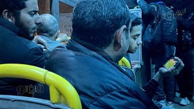 من الموبايل... المصريون يتابعون مباراة المنتخب بالمواصلات| صور 