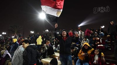 ١٢صورة ترصد تشجيع الجمهور للمنتخب أمام الكاميرون بمركز شباب الجزيرة