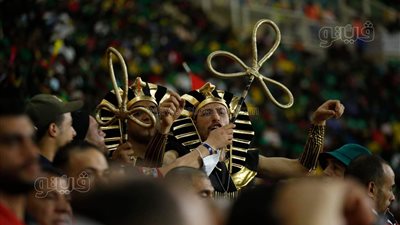 بالزي الفرعوني وعلم مصر.. مصريون يشجعون المنتخب بالكاميرون| صور 