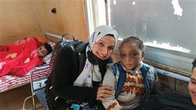 أب بلا مشاعر.. عذب ابنه بطريقة بشعة لإجباره على التسول.. وشاهد عيان يروي التفاصيل