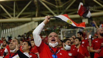 محمد صلاح ولاعبي المنتخب يحتفلون مع الجماهير المصرية بعد الفوز على الكاميرون | فيديو