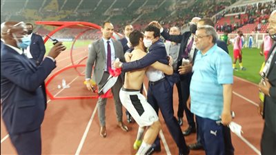 بالأحضان.. وزير الشباب والرياضة يهنئ لاعبي المنتخب بالفوز على الكاميرون | فيديو وصور