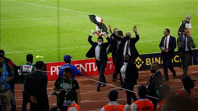 من ملعب المباراة.. احتفال وزير الرياضة مع مشجعي مصر بالتأهل لنهائي أفريقيا | صور 