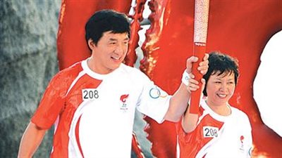 جاكي شان في استقبال الشعلة الأوليمبية بسور الصين العظيم