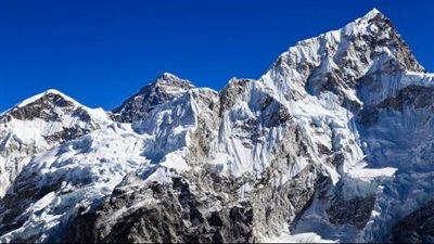 فقدان 3 متسلقين بعد سقوطهم في صدع جبلي بنيبال