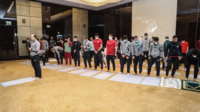 لاعبو الأهلي وأعضاء البعثة يؤدون صلاة الجمعة بفندق الإقامة