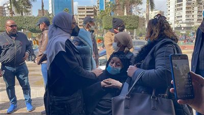 محمد رياض يواسي زوجة جلال الشرقاوي بعد انهيارها في جنازته | فيديو 