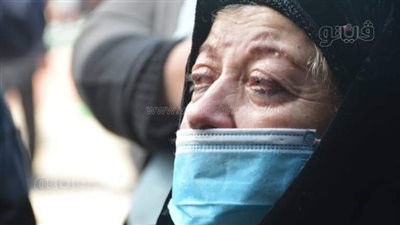 بالبكاء.. زوجة وابنة جلال الشرقاوي تودعان جثمانه من مسجد مصطفى محمود | صور