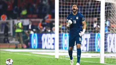 مصائب قوم عند قوم فوائد.. أبو جبل يستغل هدية القدر ويمارس هوايته بالتصدي لضربات الترجيح