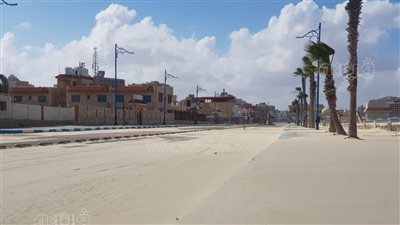 الرمال تغطي طريق الكورنيش في مطروح بسبب نشاط الرياح | فيديو وصور 