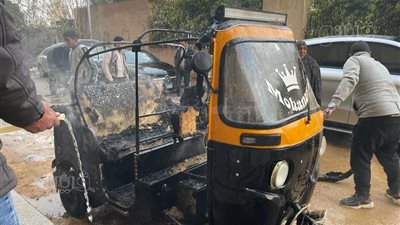 تفحم توك توك التهمته النيران بجوار مكتبة البحر الأعظم فى الجيزة| صور