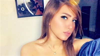 سارة سلامة تكشف حقيقة صورتها المثيرة مع أبو جبل