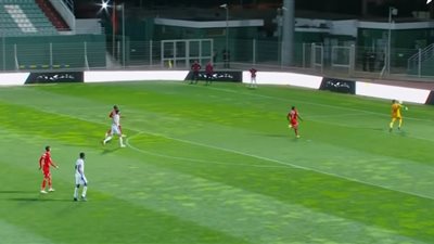 حارس يسجل هدفا في مرماه بطريقة غريبة بالدوري المغربي |فيديو