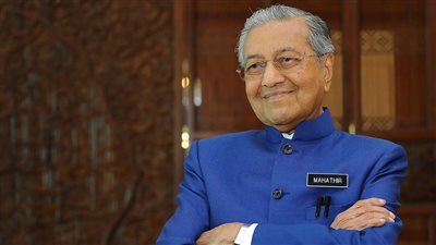 خروج رئيس وزراء ماليزيا السابق مهاتير محمد من المستشفى