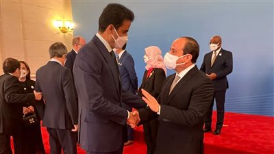  ترحيب حار بين الرئيس السيسي وأمير قطر ببكين | صور 
