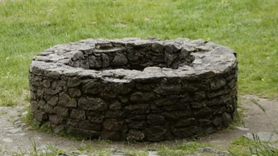 تفسير حلم السقوط في بئر وعلاقته بالوقوع في أزمات واقتراب الأجل