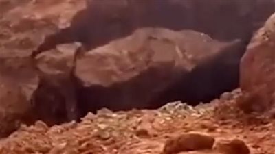 لحظة انهيار جزء من التربة أثناء الحفر لإنقاذ الطفل ريان| فيديو