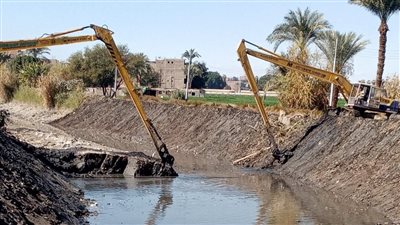 استمرار أعمال تطهير الترع والمجاري المائية بقرى أسيوط 