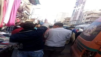 سيارة ميكروباص تدهس مواطنًا خلال عبوره الطريق في الشرقية | صور