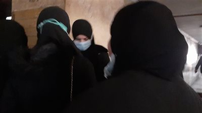 انهيار والدة بسنت ضحية الابتزاز الإلكتروني فور وصولها للمحكمة | فيديو