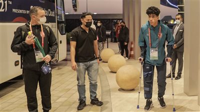 الأهلي في المونديال.. عمار حمدي يؤازر الفريق في الملعب رغم الإصابة