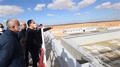 مدبولي يتفقد المنطقة الصناعية ومحطة المعالجة الثلاثية للصرف الصحي بالعلمين الجديدة| صور