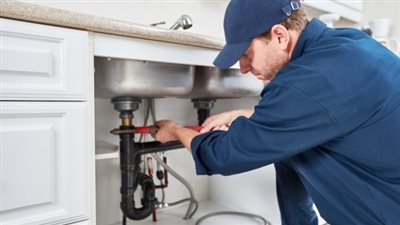 تفسير رؤية السباك في المنام وعلاقته بعدم حفظ الأسرار وسوء السمعة 