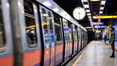 رئيس المترو يتابع التشغيل وكثافة الركاب بالمحطات