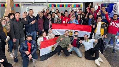 طلاب من الجامعات المصرية يغادرون مطار القاهرة إلى الكاميرون لتشجيع المنتخب | فيديو 