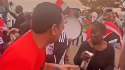 على أنغام ولا يا عرباوي.. المصريون يشعلون الكاميرون قبل مباراة السنغال | فيديو